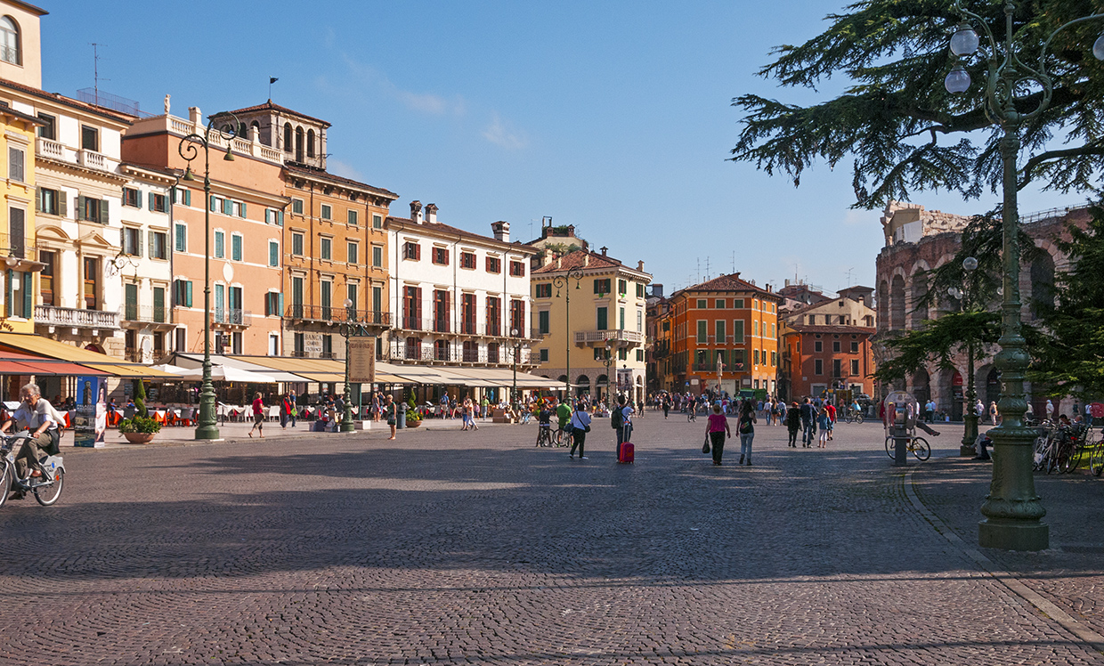 Exploring Verona: Piazza Bra And Arena di Verona - Hand Luggage
