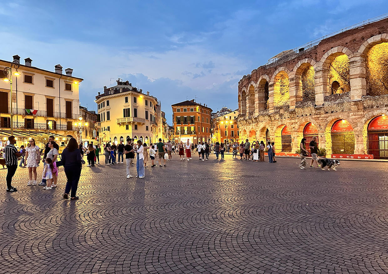 Verona Piazza Bra Eve Verona, Italy